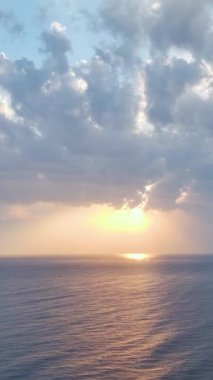 Huzurlu ve büyüleyici bir kıyı manzarası.