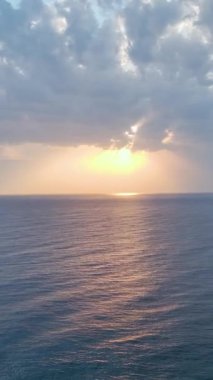 Dinamik ve sakin bir deniz manzarası anı.