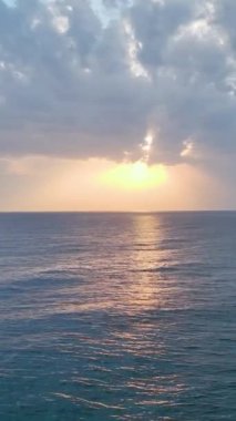 Büyüleyici ve sakin bir kıyı manzarası.