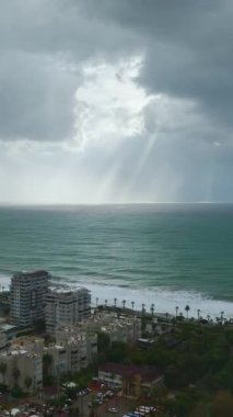 Sakin ve canlı bir okyanus manzarası..