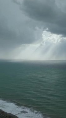 Nefes kesici ve sakin bir deniz manzarası.