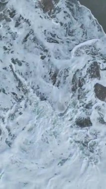 Büyüleyici ve yoğun bir okyanus manzarası.