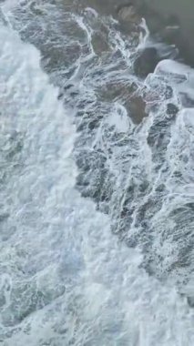 Dramatik ve şiddetli bir deniz manzarası.