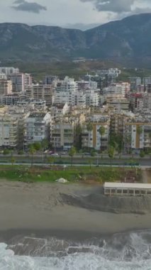 Büyüleyici ve dinamik bir deniz manzarası.