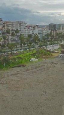 Büyüleyici ve güçlü bir deniz fırtınası sahnesi.