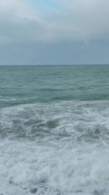 Yoğun ve dinamik okyanus manzarası.