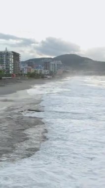 Vahşi ve dramatik bir deniz manzarası anı.