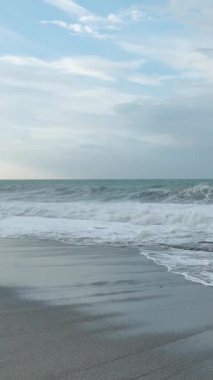 Büyüleyici ve güçlü bir deniz fırtınası sahnesi.