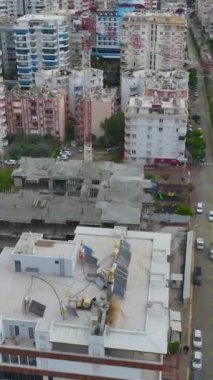 Olay yerinde aktif inşaat faaliyetleri.