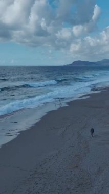 Büyüleyici ve vahşi bir okyanus fırtınası sahnesi.