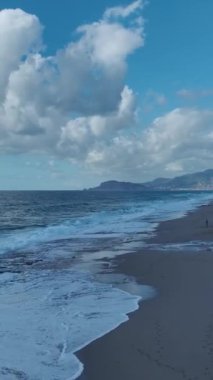 Büyüleyici ve dinamik bir okyanus fırtınası.