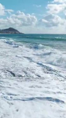 Güçlü ve dramatik bir deniz fırtınası sahnesi.