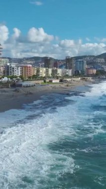 Şiddetli ve büyüleyici fırtınalı okyanus manzarası.