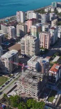 Doğal ışık altında huzurlu bir sahil şehri..