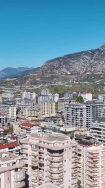 Mavi denizle harmanlanmış canlı bir şehir..