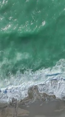 Yoğun ve dramatik fırtınalı denizler.