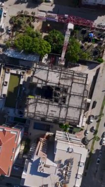 Modern bir proje inşa eden aktif işçiler.