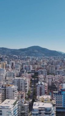 Akdeniz kıyısında güzel bir şehir manzarası.