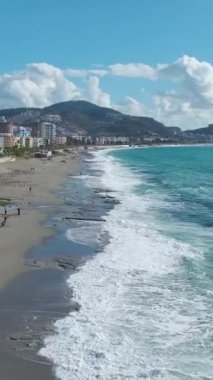Büyüleyici ve dinamik bir deniz fırtınası anı.