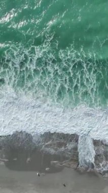 Dramatik ve fırtınalı bir okyanus sahnesi.