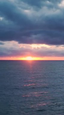 Sakin ve renkli bir kıyı manzarası.