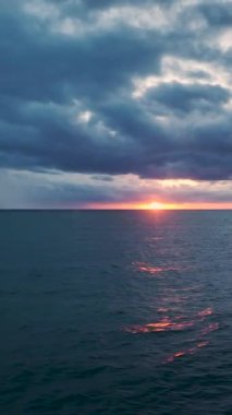 Büyüleyici ve rahatlatıcı bir deniz manzarası anı.