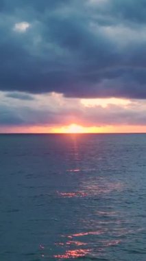 Huzurlu ve canlı bir akşam deniz manzarası.