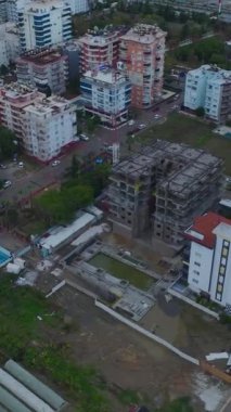 İşçiler ve makineler aktif olarak yeni bir proje inşa ediyorlar.