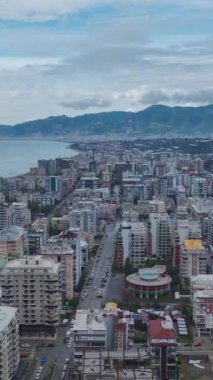 Canlı ve aktif bir inşaat projesi.