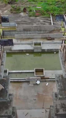 Canlı ve aktif bir bina arkaplanı.