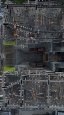 Dinamik ve hareketli bir inşaat alanı.