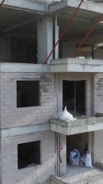 Hareketli ve canlı bir inşaat ortamı.