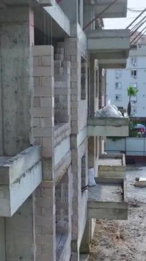 Yoğun ve çeşitli bir inşaat alanı.