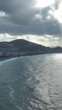 Büyüleyici ve canlı bir plaj sahnesi..