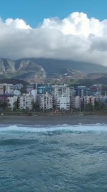 Hareketli ve yoğun bir sahil anı.