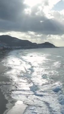 Büyüleyici ve dinamik bir deniz manzarası.