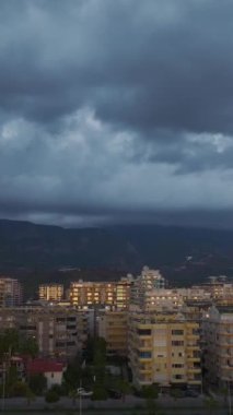 Sakin ve canlı bir şehir ortamı..