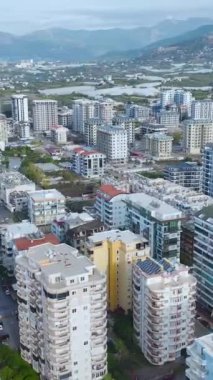 Dinamik ve canlı bir deniz kenarı anı.