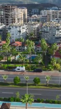 Dinamik ve sakin bir sahil şehri manzarası.