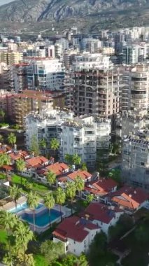 Sakin ve dinamik bir deniz kenarı anı.