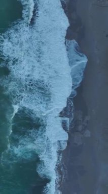 Dramatik ve büyüleyici bir sahil manzarası..