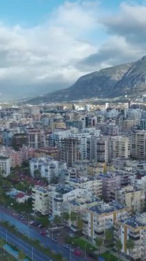 Huzurlu ve pitoresk bir deniz manzarası.