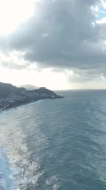 Güçlü ve büyüleyici bir kıyı manzarası.