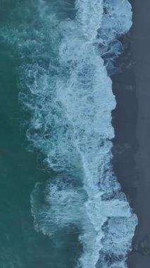 Dinamik ve yoğun bir plaj sahnesi.