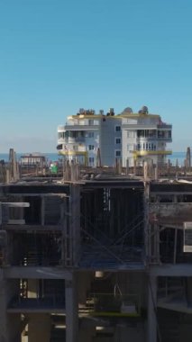 Dinamik ve aktif bir inşaat sahnesi.