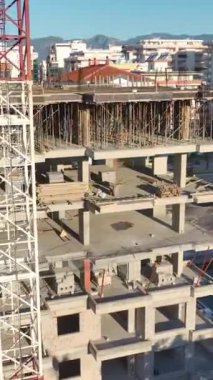 Dinamik ve organize bir çalışma sahnesi.