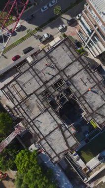 Sakin ve canlı bir inşaat projesi..