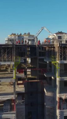 Hareketli ve dinamik bir inşa süreci.
