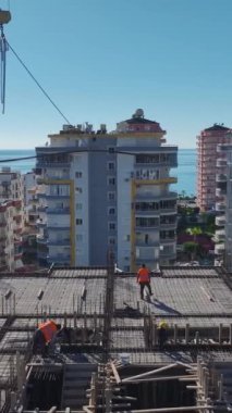 Canlı ve hareketli bir inşaat sahnesi..