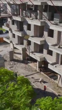 Üretken ve sakin bir inşaat sahnesi.